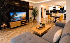 Del Mar Modern Spacious 3-Bedroom Apartment Near The Beach